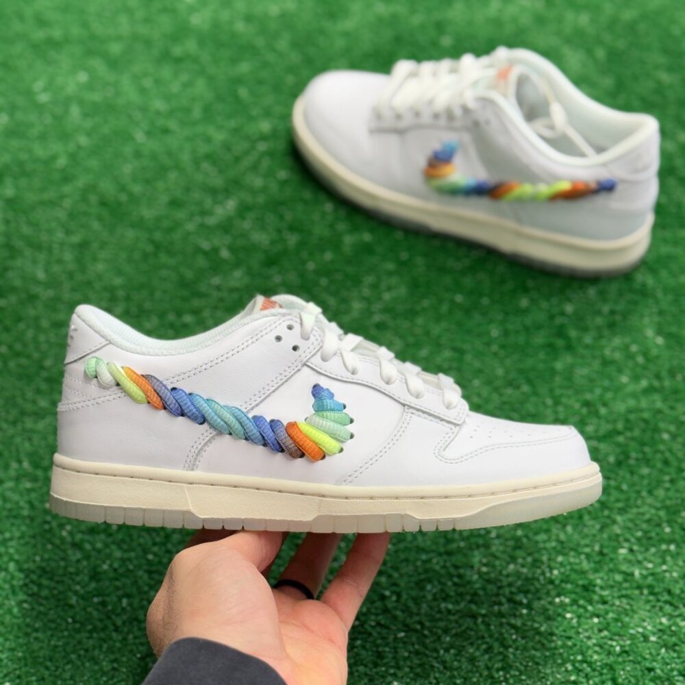 Nike Dunk Low SE Rainbow Lace Swoosh White GS FN4861-100 VNDS Sz 6 / WMNS Sz 7.5